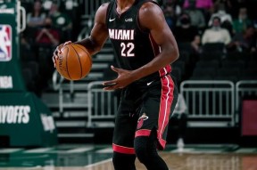 包含Scout回归赛场，精彩发挥首场状态亮眼，雄鹿观众沸腾！的词条